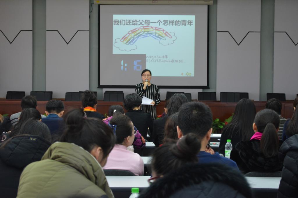 三等奖获得者贺诗淇:自从今年成为了一名高校辅导员,我就自动具备了24小时超长待机和不插电暖手宝的功能,希望今后能成为学生们最喜爱的知心人和引路人。